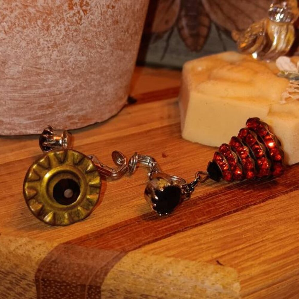 Vintage Brass Orange Black Glass Cool Clip-on Earrings - Picture 7 of 7